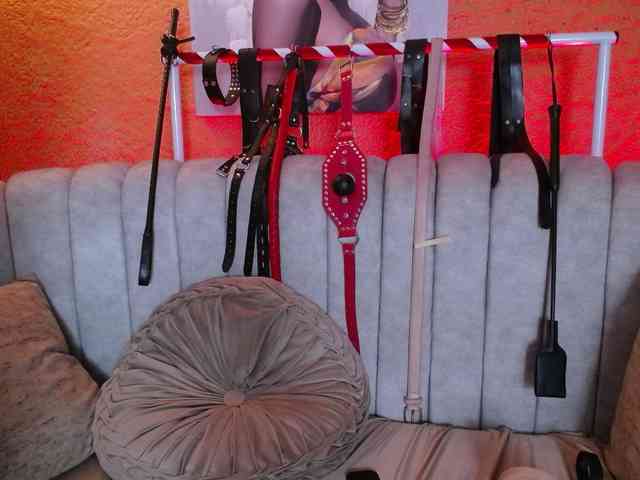 Naty-slavedoll webcam