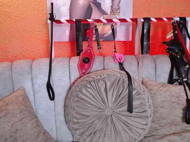 Naty-slavedoll webcam