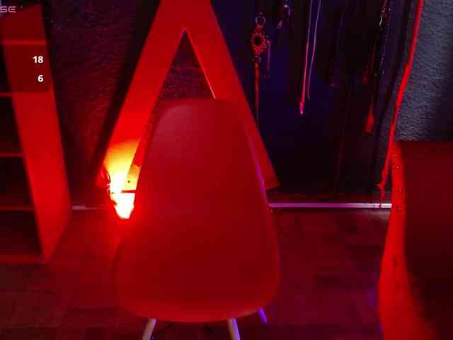 Naty-slavedoll webcam