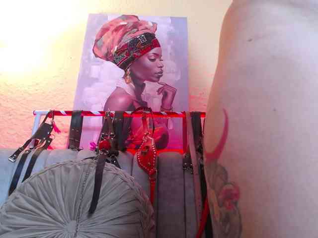 Naty-slavedoll webcam