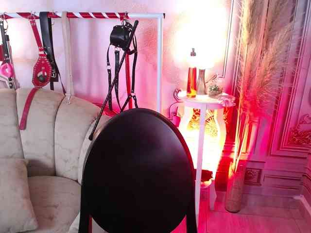 Naty-slavedoll webcam