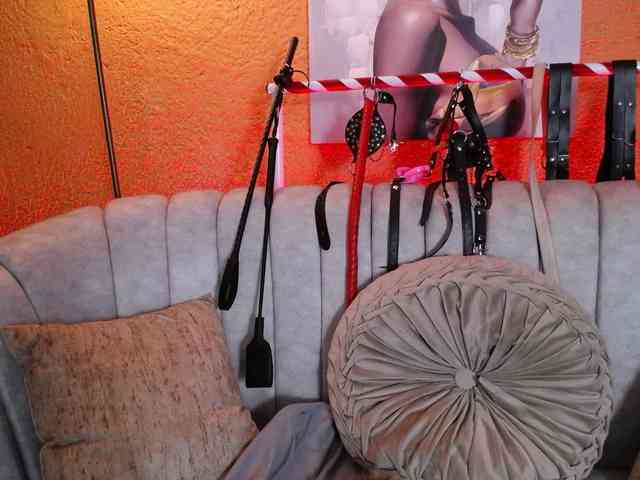 Naty-slavedoll webcam