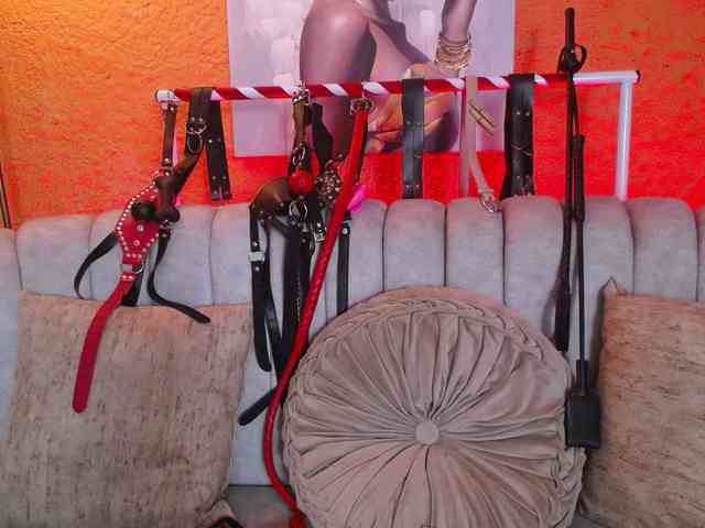 Naty-slavedoll webcam