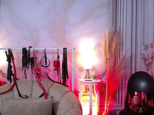 Naty-slavedoll webcam
