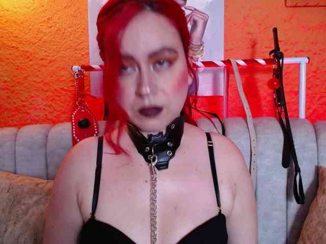 Naty-slavedoll webcam