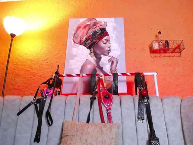 Naty-slavedoll webcam