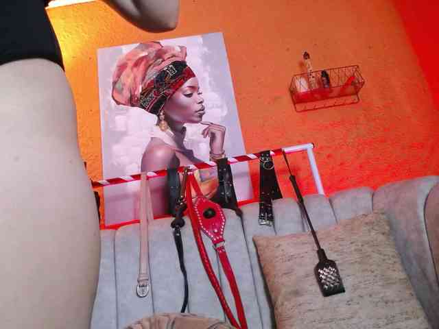 Naty-slavedoll webcam