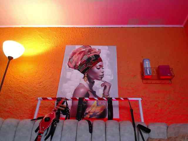 Naty-slavedoll webcam