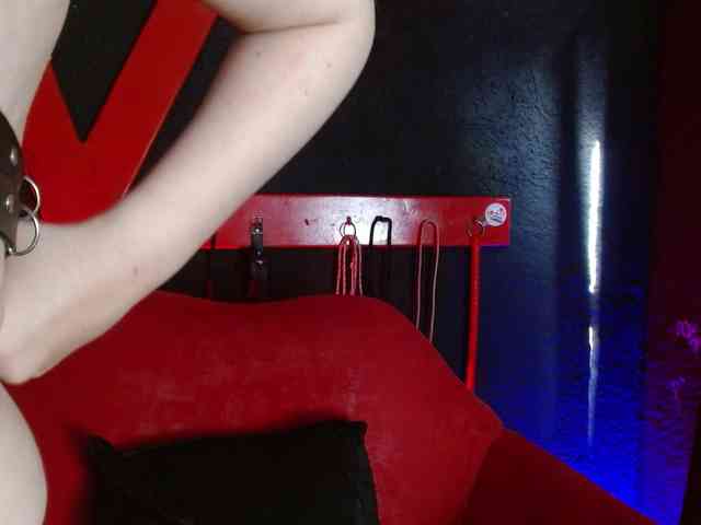 Naty-slavedoll webcam