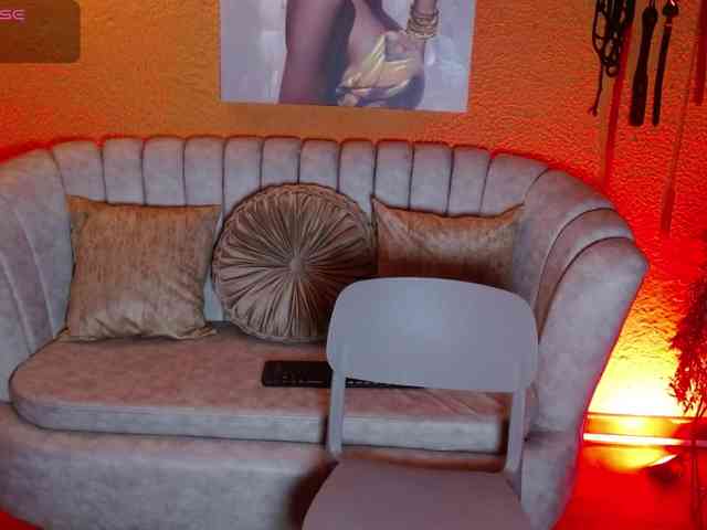 Naty-slavedoll webcam