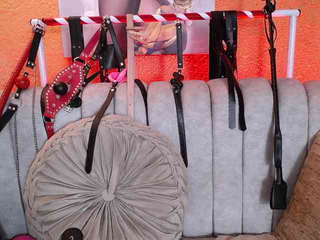 Naty-slavedoll webcam