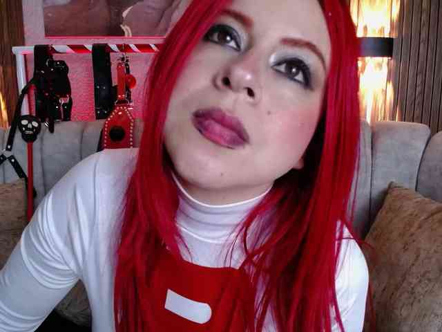 Naty-slavedoll webcam