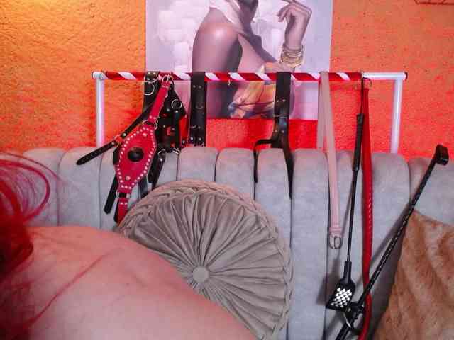 Naty-slavedoll webcam