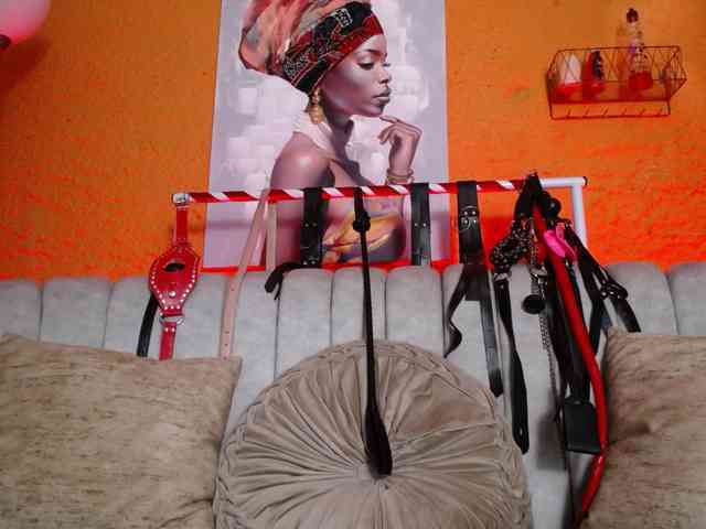 Naty-slavedoll webcam