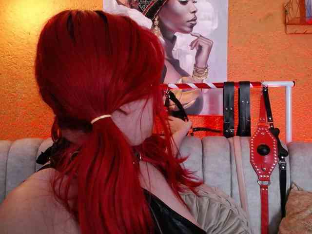 Naty-slavedoll webcam