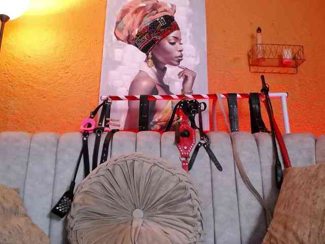 Naty-slavedoll webcam