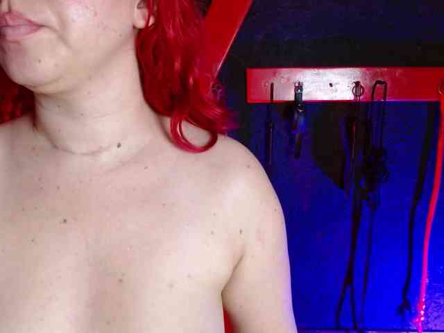 Naty-slavedoll webcam