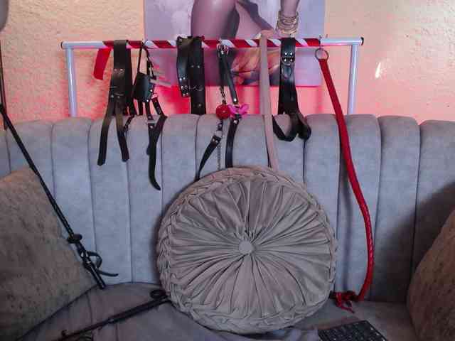 Naty-slavedoll webcam