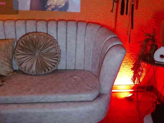 Naty-slavedoll webcam