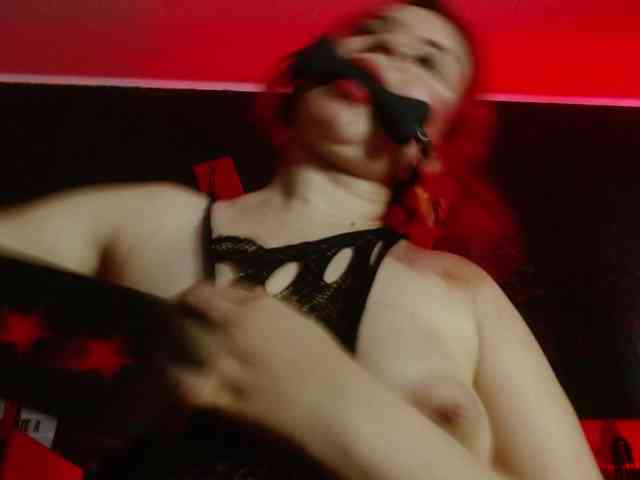 Naty-slavedoll webcam