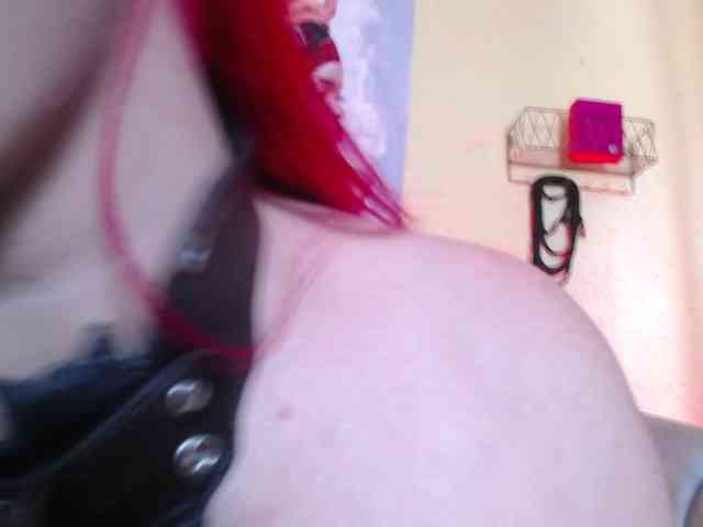 Naty-slavedoll webcam