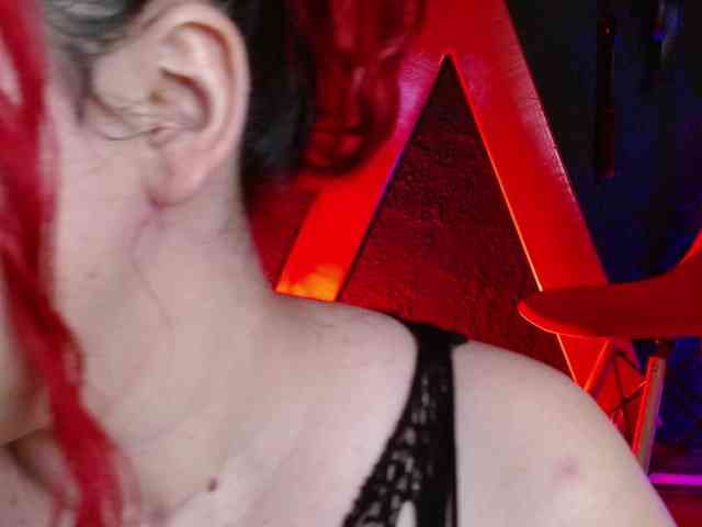 Naty-slavedoll webcam