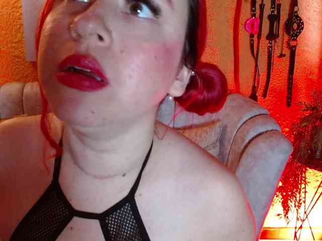 Naty-slavedoll webcam