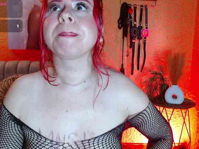 Naty-slavedoll webcam