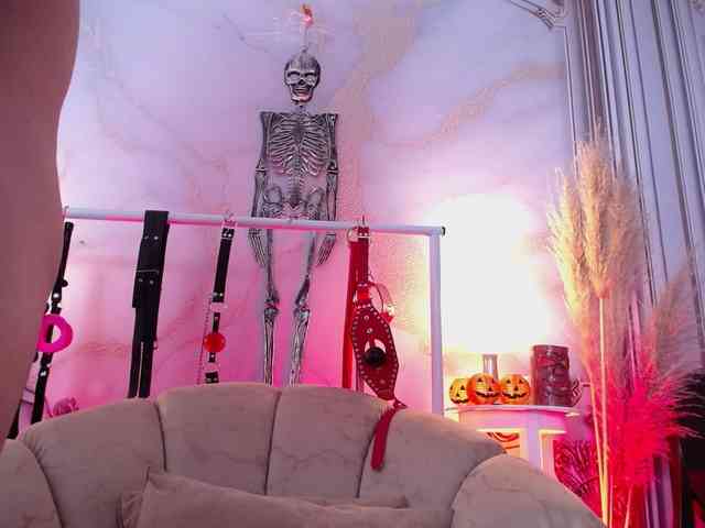 Naty-slavedoll webcam