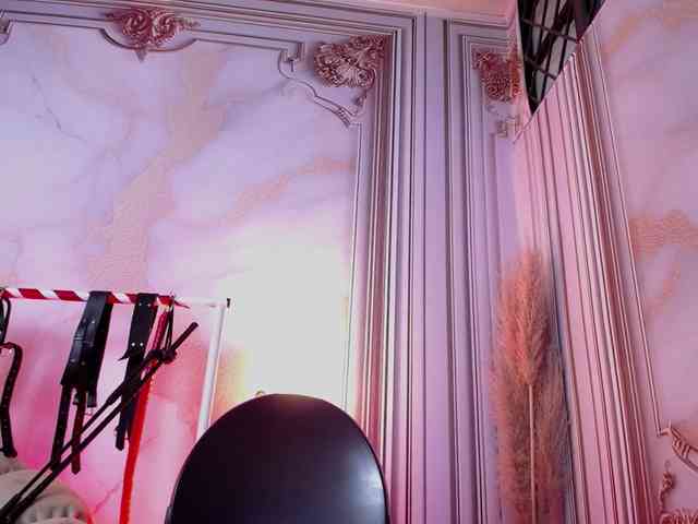 Naty-slavedoll webcam