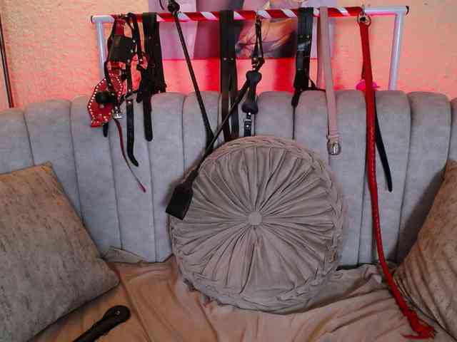 Naty-slavedoll webcam