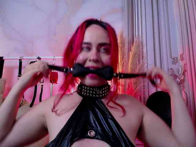 Naty-slavedoll webcam