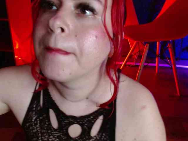 Naty-slavedoll webcam