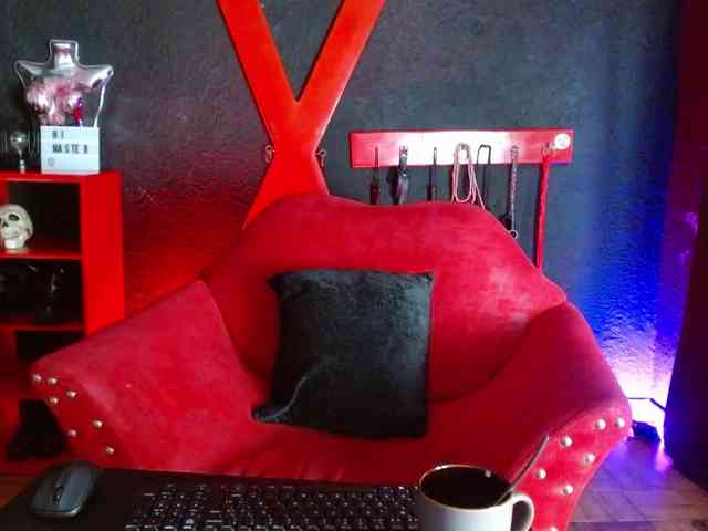 Naty-slavedoll webcam