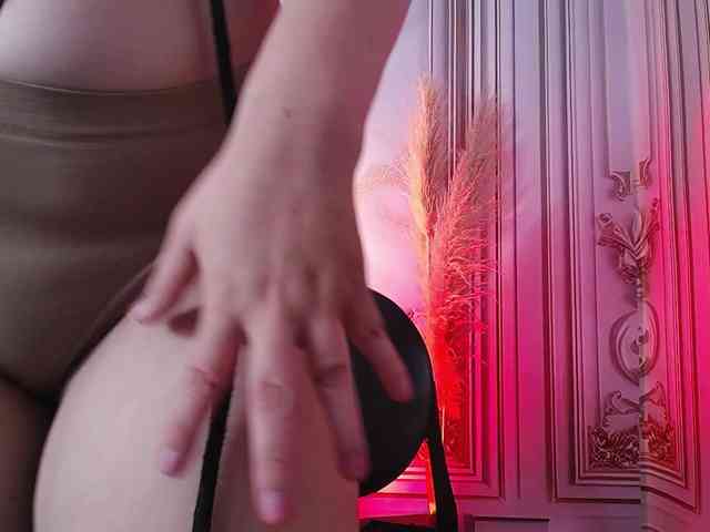 Naty-slavedoll webcam