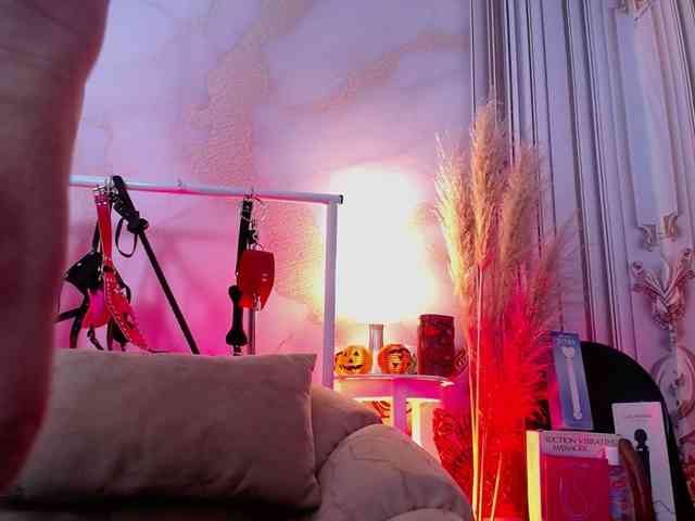 Naty-slavedoll webcam