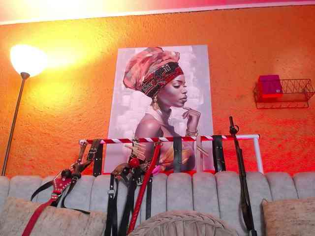 Naty-slavedoll webcam