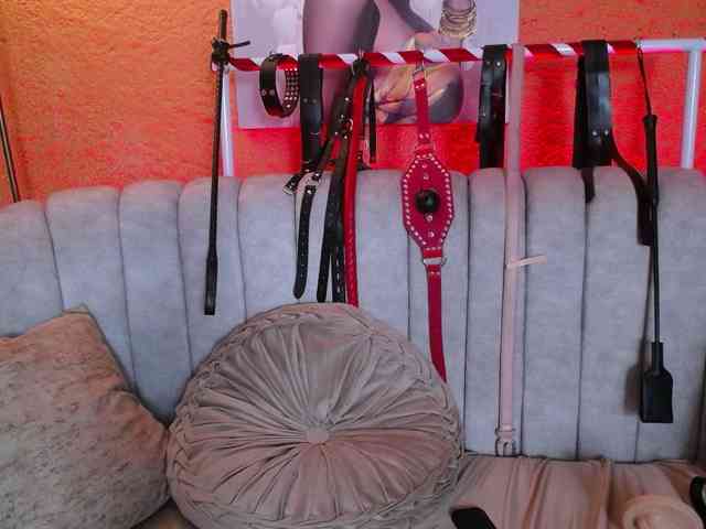 Naty-slavedoll webcam