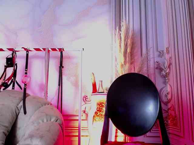 Naty-slavedoll webcam