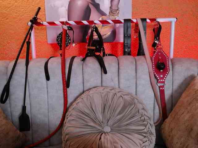 Naty-slavedoll webcam