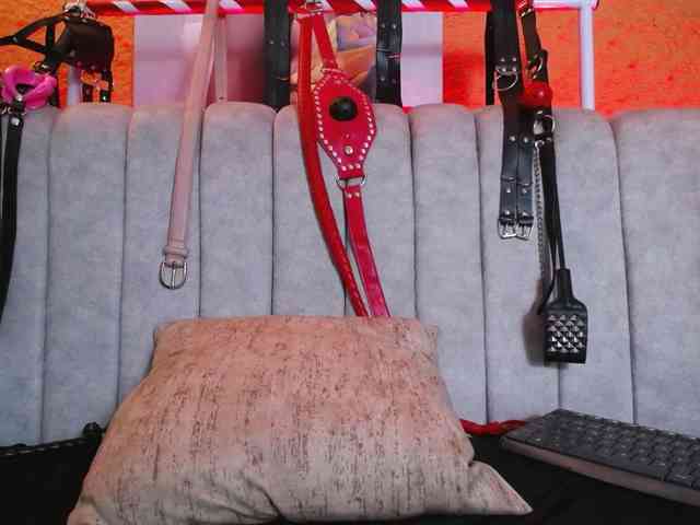 Naty-slavedoll webcam