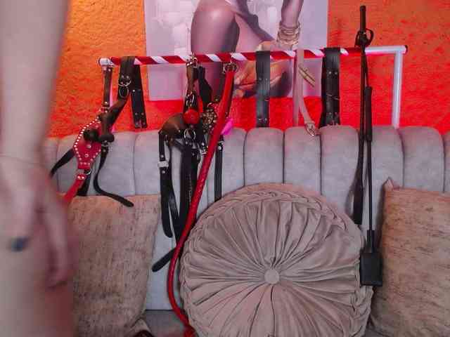 Naty-slavedoll webcam