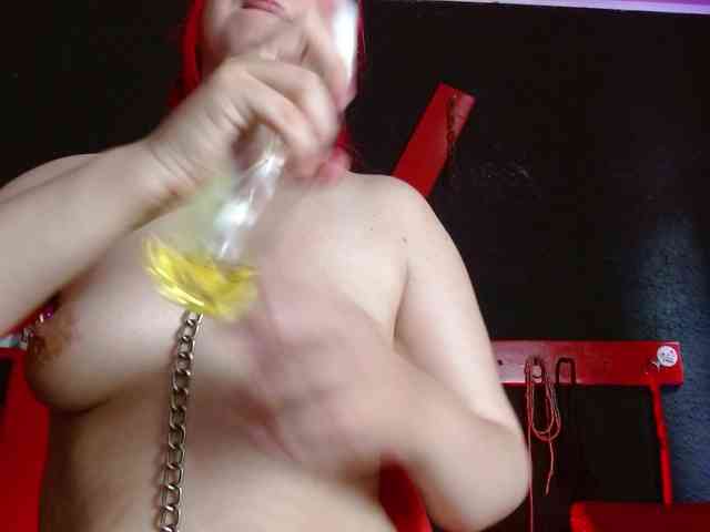 Naty-slavedoll webcam