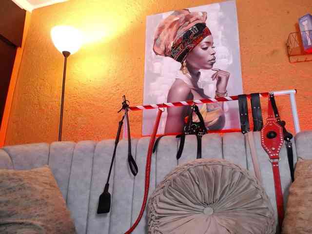 Naty-slavedoll webcam