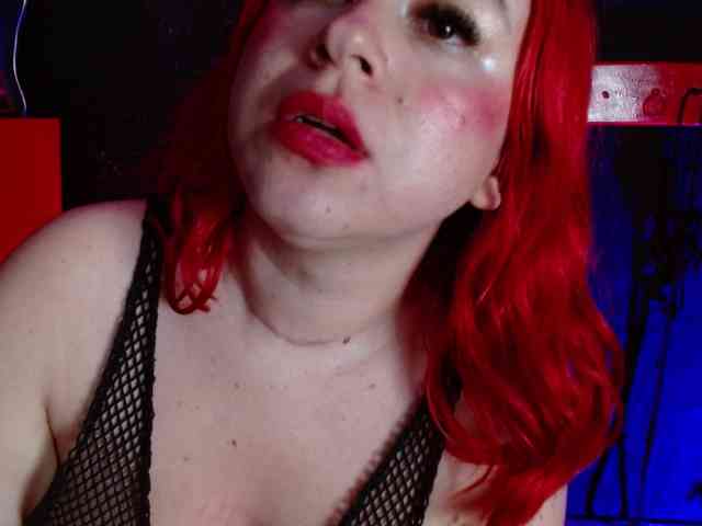 Naty-slavedoll webcam