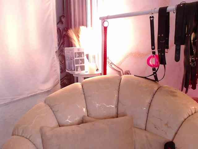 Naty-slavedoll webcam