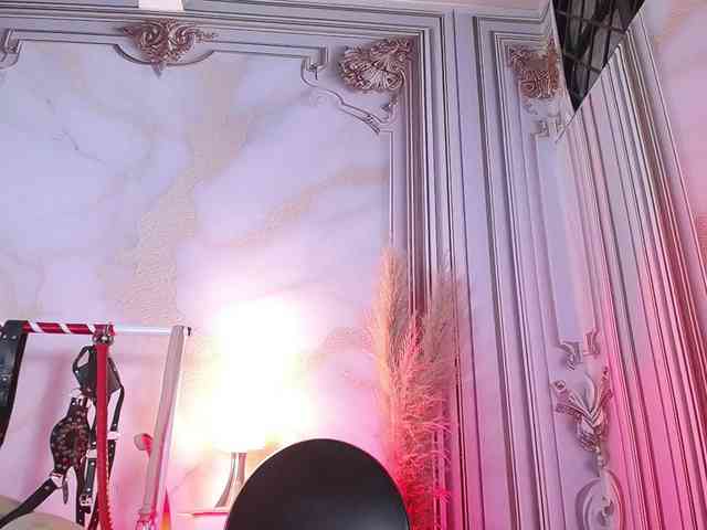 Naty-slavedoll webcam