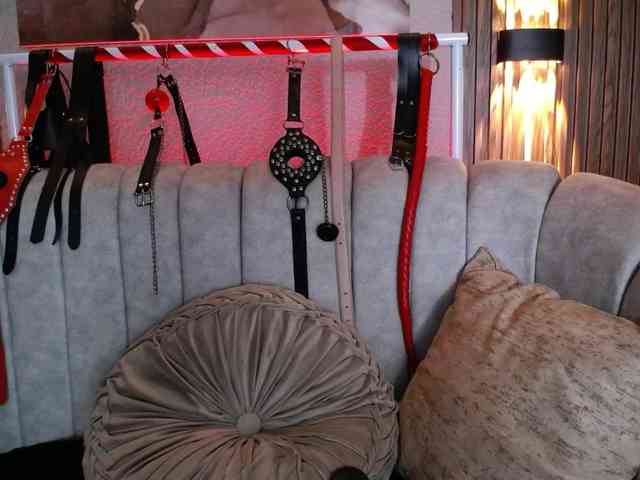 Naty-slavedoll webcam