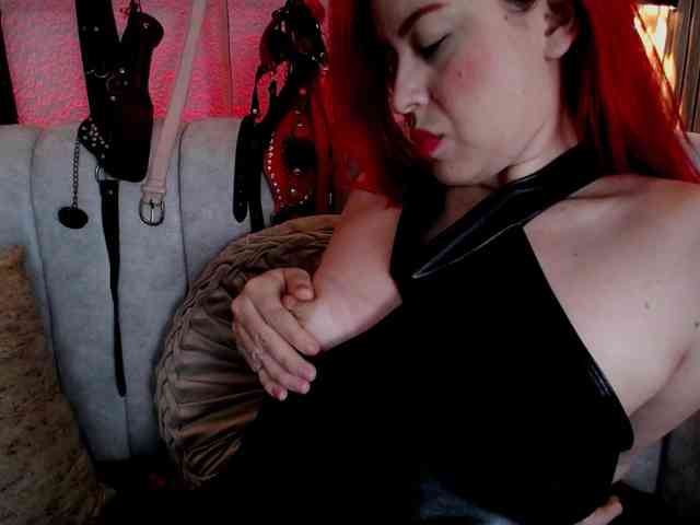 Naty-slavedoll webcam