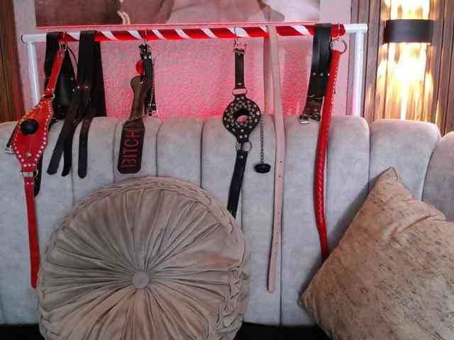 Naty-slavedoll webcam